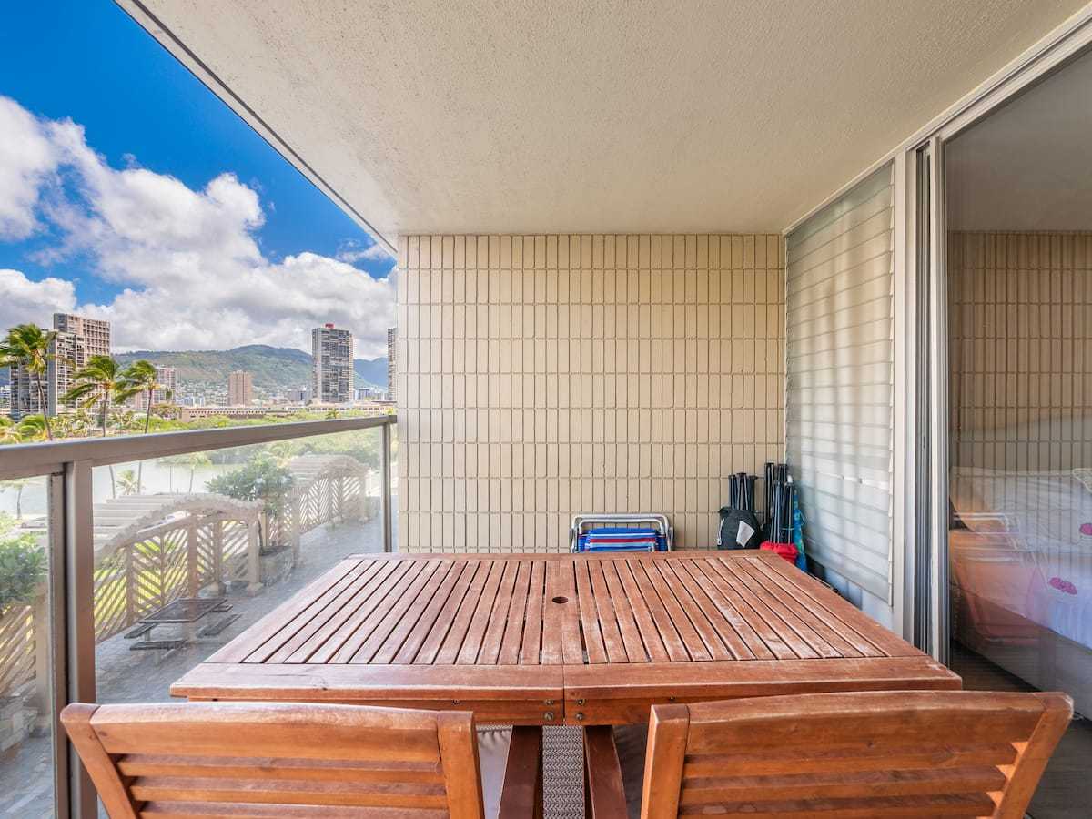 屋根付きラナイの木製ダイニングテーブル