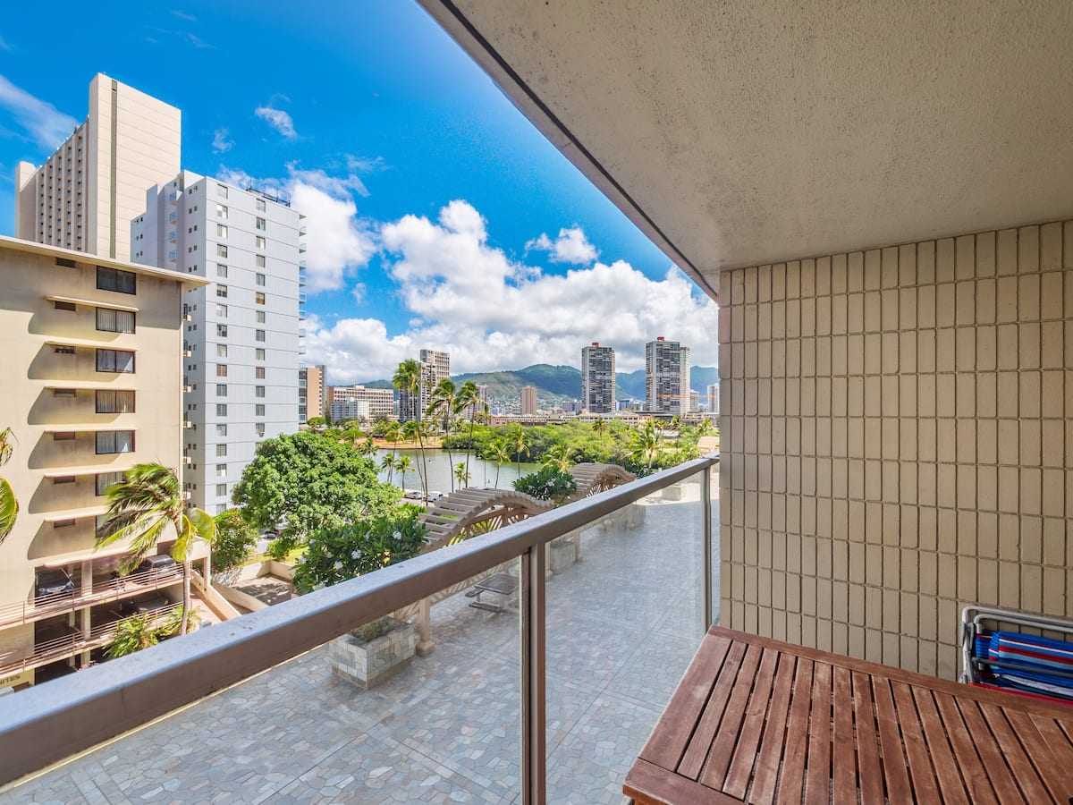 アラワイ運河とワイキキの街並みを望む屋根付きラナイ